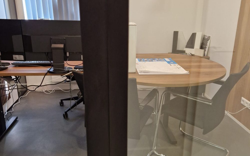 Glazen kantoorwand met aluminium kozijnstijlen